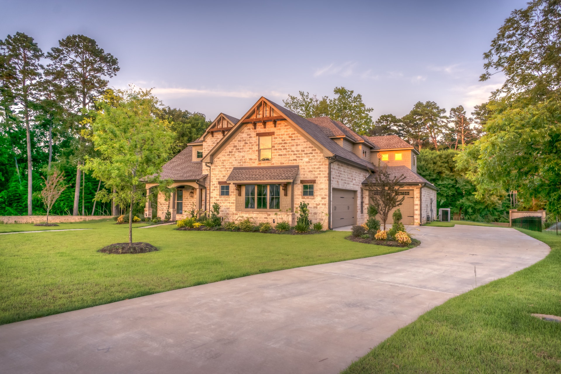 maison luxueuse entourée d'arbres